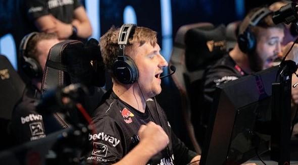 又是翻中翻！老FPX三C龙魂团强杀薇恩逆转 Doinb队击败Uzi队